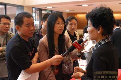国家博物馆展览二部主任曹欣欣(右一)向记者介绍“复兴之路”基本陈列特点