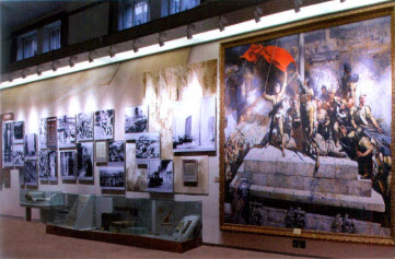 军博展出的解放战争的一段展墙,包括文物展柜和油画作品 《攻占总统府》