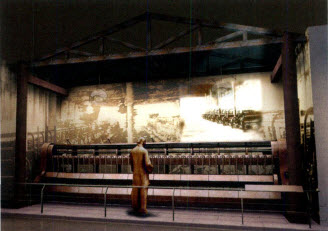 拟在国博展出的文物展示:1890年,中国第一家棉纺厂上海机器织布局在上海建成投产,后改名“华盛纺织总局”。这台动力头道粗纱机是1894年英国制作的,为华盛纺织总局原有设备之一,是我管现存使用最早的动力纺织机器。