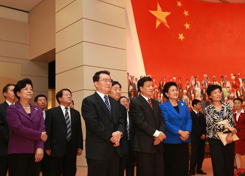 9月25日,《复兴之路》大型主题展览在中国国家博物馆隆重开幕。中共中央政治局常委李长春出席开幕式。这是李长春等出席开幕式后参观展览。新华社记者 庞兴雷 摄