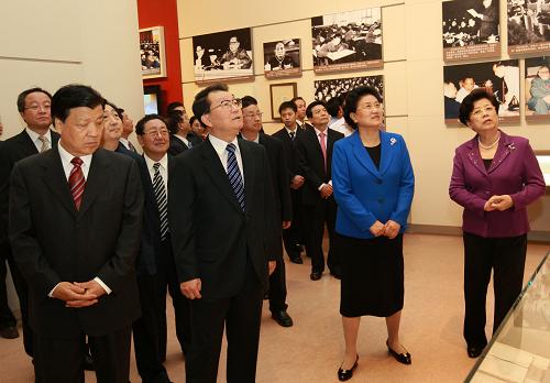 9月25日,《复兴之路》大型主题展览在中国国家博物馆隆重开幕。中共中央政治局常委李长春出席开幕式。这是李长春等出席开幕式后参观展览。新华社记者 庞兴雷 摄